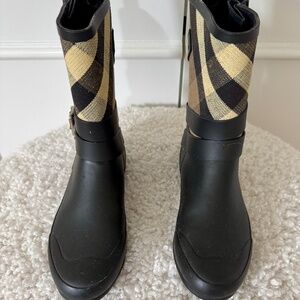 Burberry Holloway Plaid Rain Boots – Size 37 – Classic Nova Check – Gently Worn